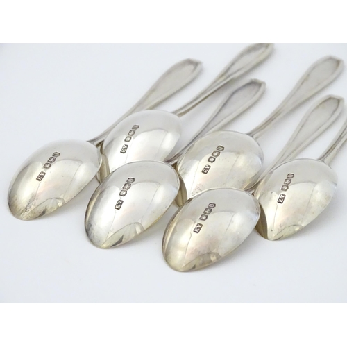 565 - A cased set of six silver teaspoons, hallmarked Sheffield 1937, maker Viner's Ltd. Spoons approx. 4 ... 