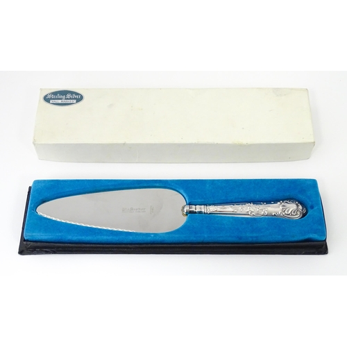 569 - A silver handled King's pattern cake server hallmarked Sheffield 1973, maker Harrison Brothers. Appr... 