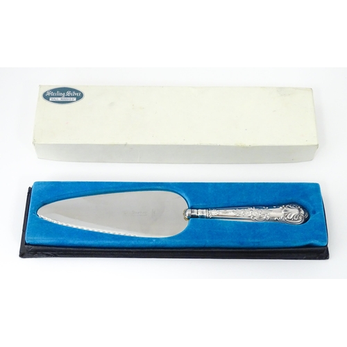 569 - A silver handled King's pattern cake server hallmarked Sheffield 1973, maker Harrison Brothers. Appr... 