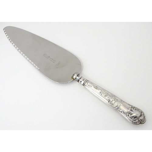 569 - A silver handled King's pattern cake server hallmarked Sheffield 1973, maker Harrison Brothers. Appr... 