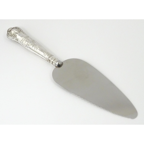 569 - A silver handled King's pattern cake server hallmarked Sheffield 1973, maker Harrison Brothers. Appr... 