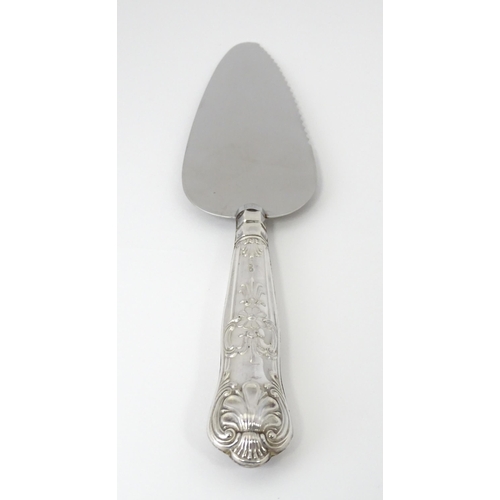 569 - A silver handled King's pattern cake server hallmarked Sheffield 1973, maker Harrison Brothers. Appr... 