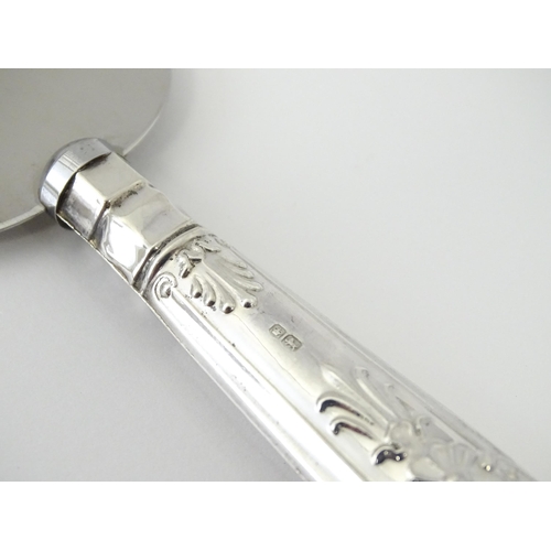 569 - A silver handled King's pattern cake server hallmarked Sheffield 1973, maker Harrison Brothers. Appr... 