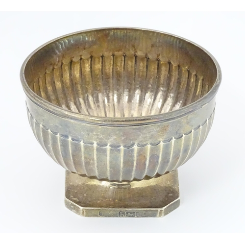 262 - A George III silver pedestal bowl with fluted decoration. Hallmarked London 1783. Approx 4 1/2