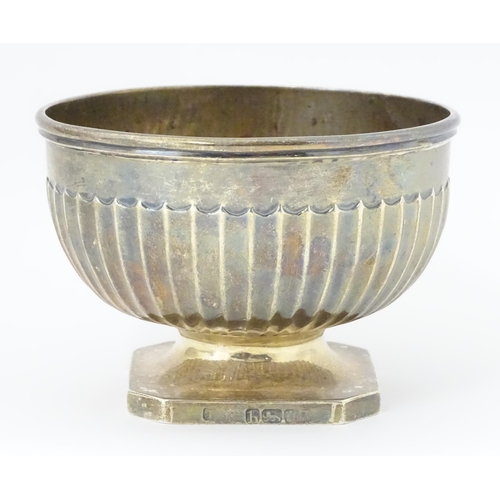 262 - A George III silver pedestal bowl with fluted decoration. Hallmarked London 1783. Approx 4 1/2