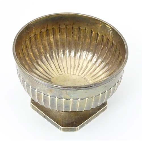 262 - A George III silver pedestal bowl with fluted decoration. Hallmarked London 1783. Approx 4 1/2