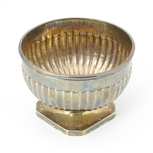 262 - A George III silver pedestal bowl with fluted decoration. Hallmarked London 1783. Approx 4 1/2