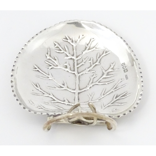 265 - A Silver menu holder / table place card holder with wishbone detail and leaf formed dished section. ... 