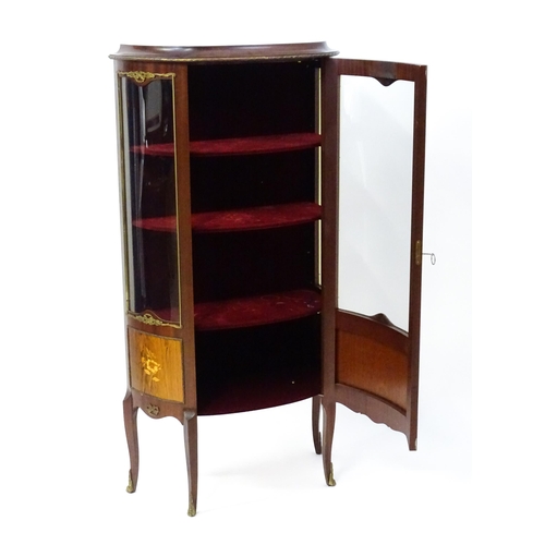 1519 - A mid century display cabinet / vitrine with gilt metal mounts above a single door containing three ... 