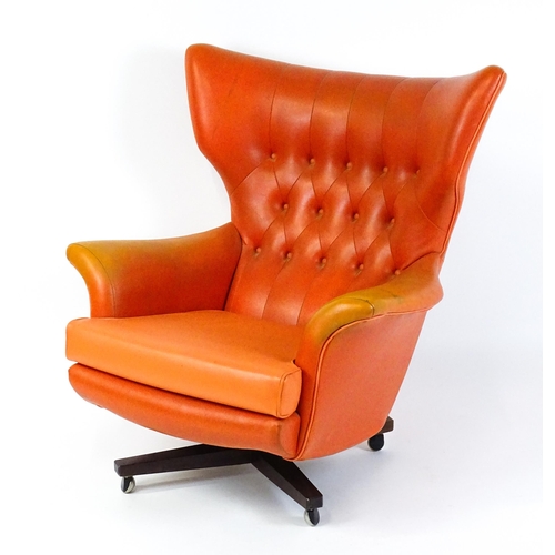 1635 - Vintage / Retro: A G-plan 'Blofeld, model 6250' swivel chair with a deep buttoned backrest above a f... 