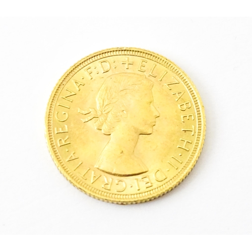 811 - Coin : An Elizabeth II 1958 gold sovereign