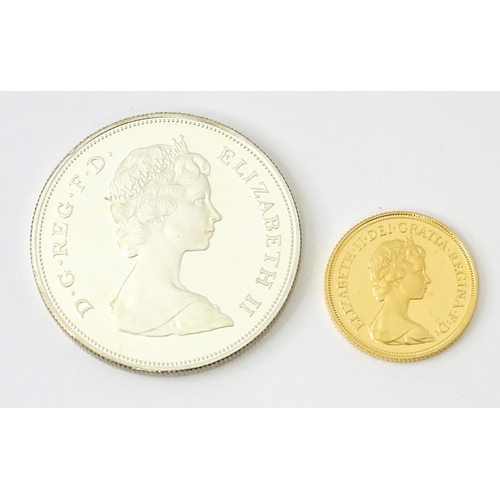 821 - Collector's Coins : a 1981 Royal Mint two-coin commemorative set, comprising a proof gold  sovereign... 