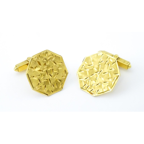 785 - A pair of 9ct gold cufflinks