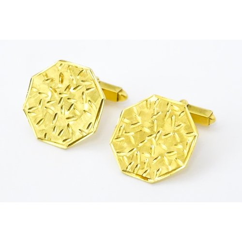 785 - A pair of 9ct gold cufflinks