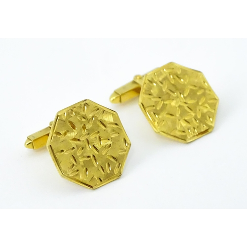 785 - A pair of 9ct gold cufflinks