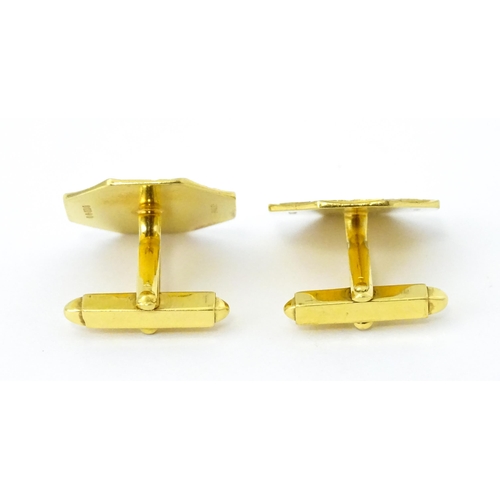 785 - A pair of 9ct gold cufflinks