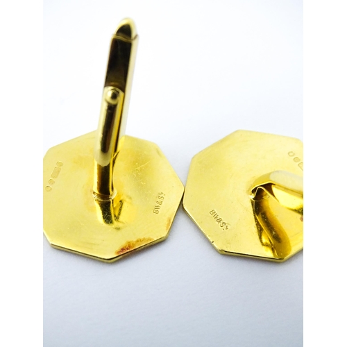 785 - A pair of 9ct gold cufflinks