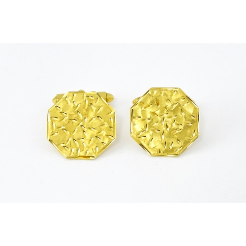 785 - A pair of 9ct gold cufflinks