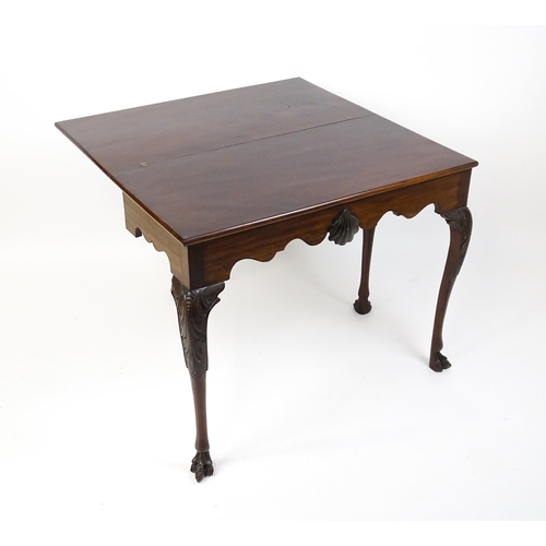 1450 - A late 18th / early 19thC Irish card table of mahogany construction. The table having a hinged top a... 