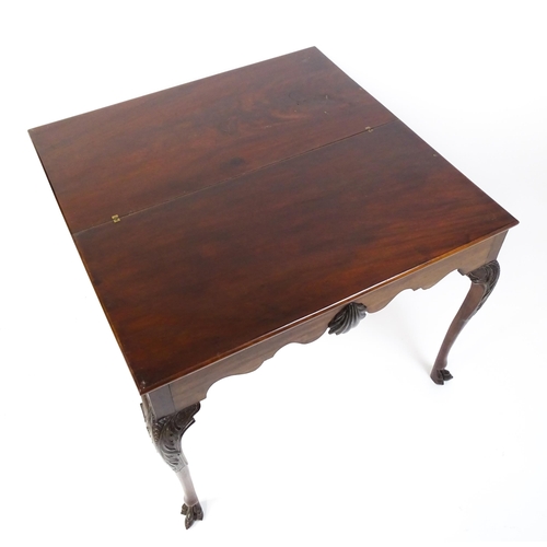 1450 - A late 18th / early 19thC Irish card table of mahogany construction. The table having a hinged top a... 