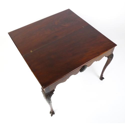 1450 - A late 18th / early 19thC Irish card table of mahogany construction. The table having a hinged top a... 