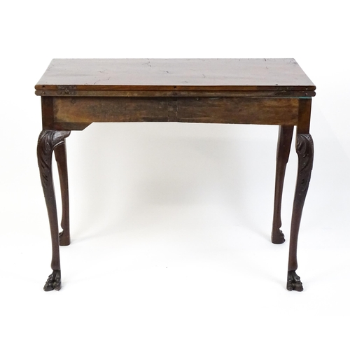 1450 - A late 18th / early 19thC Irish card table of mahogany construction. The table having a hinged top a... 