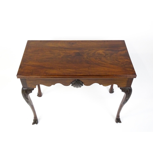 1450 - A late 18th / early 19thC Irish card table of mahogany construction. The table having a hinged top a... 