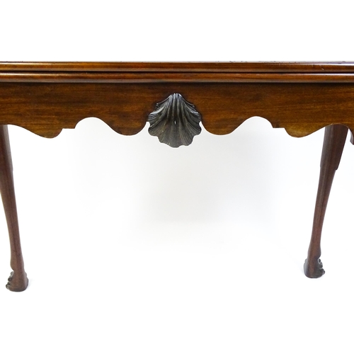 1450 - A late 18th / early 19thC Irish card table of mahogany construction. The table having a hinged top a... 