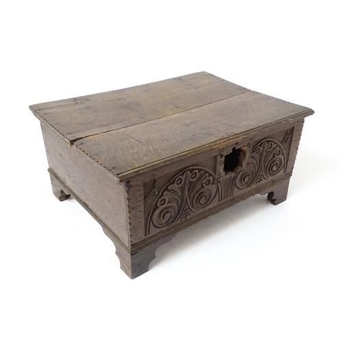 1093 - A late 17thC oak bible box with carved detail to front. Approx. 9 3/4