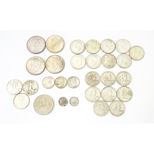 824 - A quantity of assorted United States of America coins, various dates and denominations, to include h... 