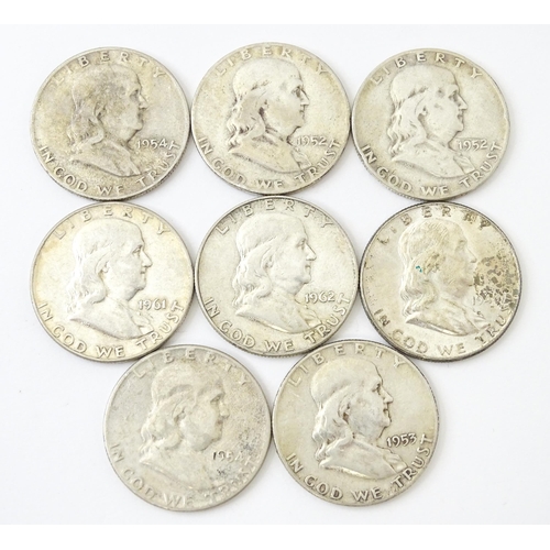 824 - A quantity of assorted United States of America coins, various dates and denominations, to include h... 