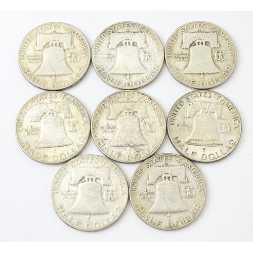 824 - A quantity of assorted United States of America coins, various dates and denominations, to include h... 