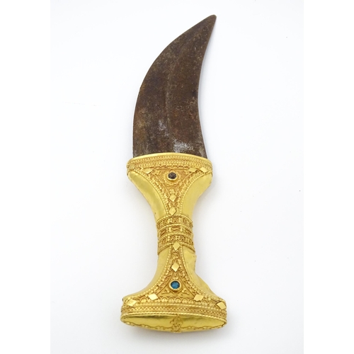 849 - An early 20thC Yemeni Jambiya dagger and sheath, the steel blade with yellow metal hilt decorated wi... 