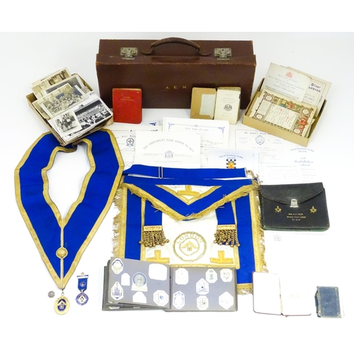 1084 - Freemasonry / Masonic Interest: a quantity of masonic regalia , to include a silver ' Royal Masonic ... 