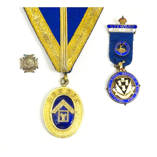 1084 - Freemasonry / Masonic Interest: a quantity of masonic regalia , to include a silver ' Royal Masonic ... 