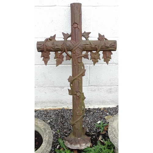 1338 - A large 20thC cast iron cross, with ivy detail. Approx 42