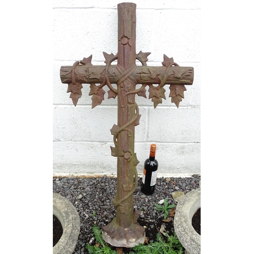 1338 - A large 20thC cast iron cross, with ivy detail. Approx 42