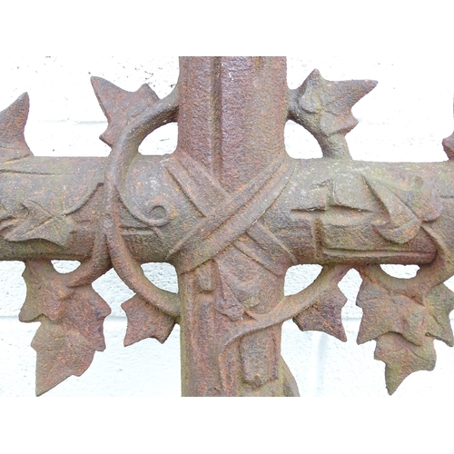 1338 - A large 20thC cast iron cross, with ivy detail. Approx 42