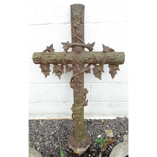 1338 - A large 20thC cast iron cross, with ivy detail. Approx 42