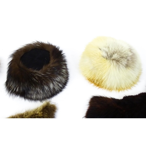 1313 - Vintage fashion / clothing: A quantity of vintage fur hats and collars. To include, 2 vintage fur ha... 