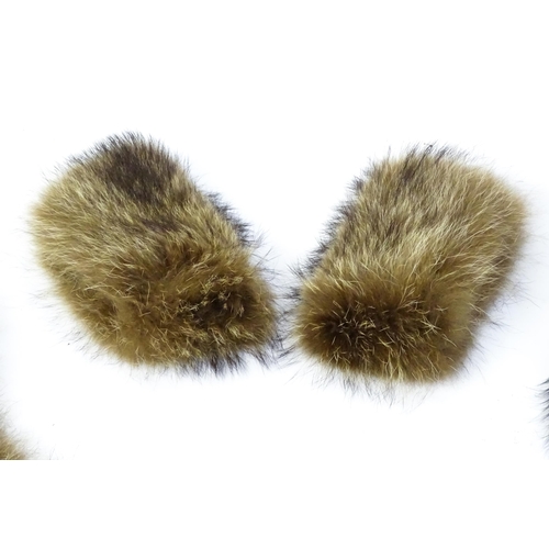 1313 - Vintage fashion / clothing: A quantity of vintage fur hats and collars. To include, 2 vintage fur ha... 