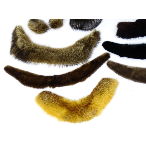 1313 - Vintage fashion / clothing: A quantity of vintage fur hats and collars. To include, 2 vintage fur ha... 