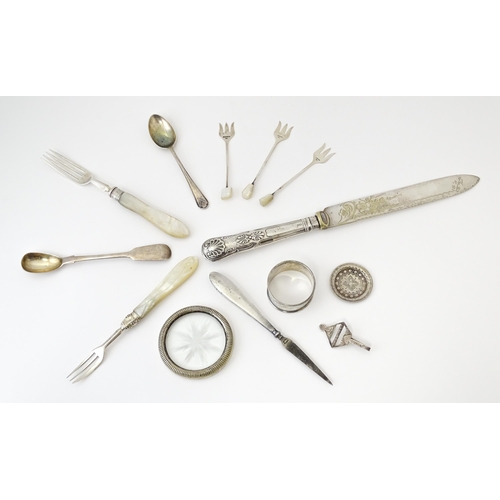 481 - Assorted silver and silver plate items to include a silver napkin holder hallmarked Birmingham 1924,... 