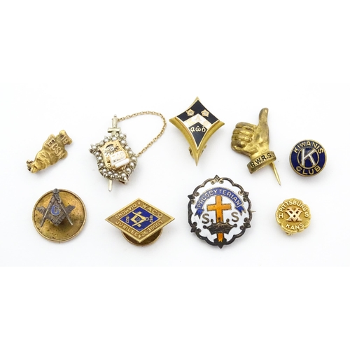 686 - A quantity of 9ct gold and gilt metal badges / pins to include: a Phi Delta Theta fraternity badge s... 