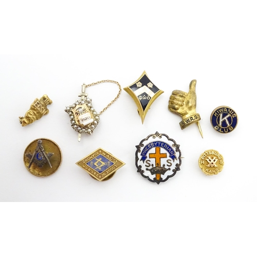 686 - A quantity of 9ct gold and gilt metal badges / pins to include: a Phi Delta Theta fraternity badge s... 