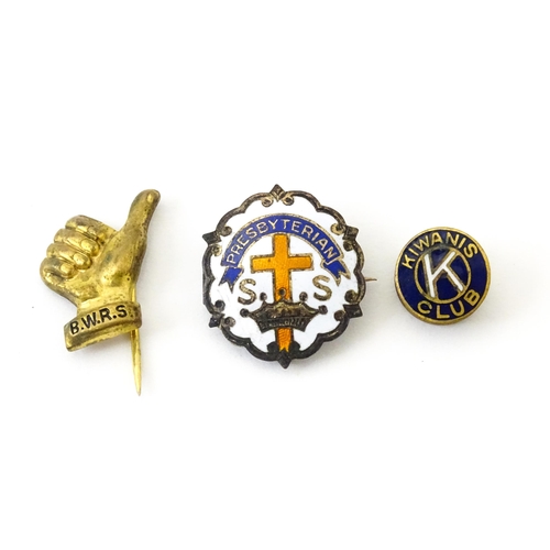 686 - A quantity of 9ct gold and gilt metal badges / pins to include: a Phi Delta Theta fraternity badge s... 