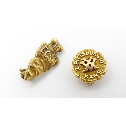 686 - A quantity of 9ct gold and gilt metal badges / pins to include: a Phi Delta Theta fraternity badge s... 