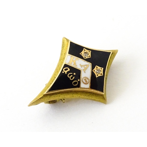 686 - A quantity of 9ct gold and gilt metal badges / pins to include: a Phi Delta Theta fraternity badge s... 