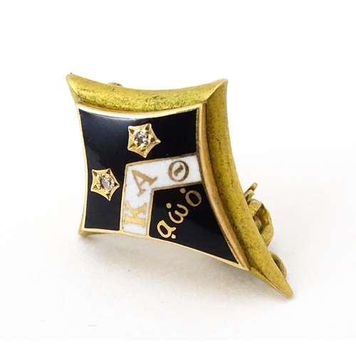 686 - A quantity of 9ct gold and gilt metal badges / pins to include: a Phi Delta Theta fraternity badge s... 