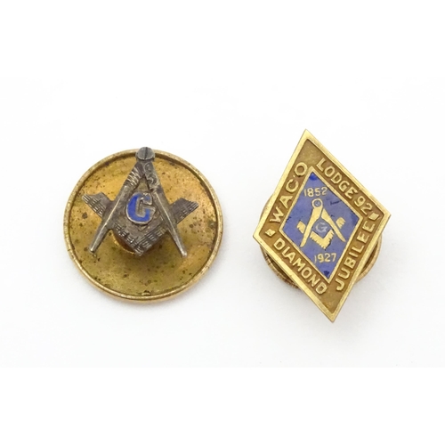 686 - A quantity of 9ct gold and gilt metal badges / pins to include: a Phi Delta Theta fraternity badge s... 